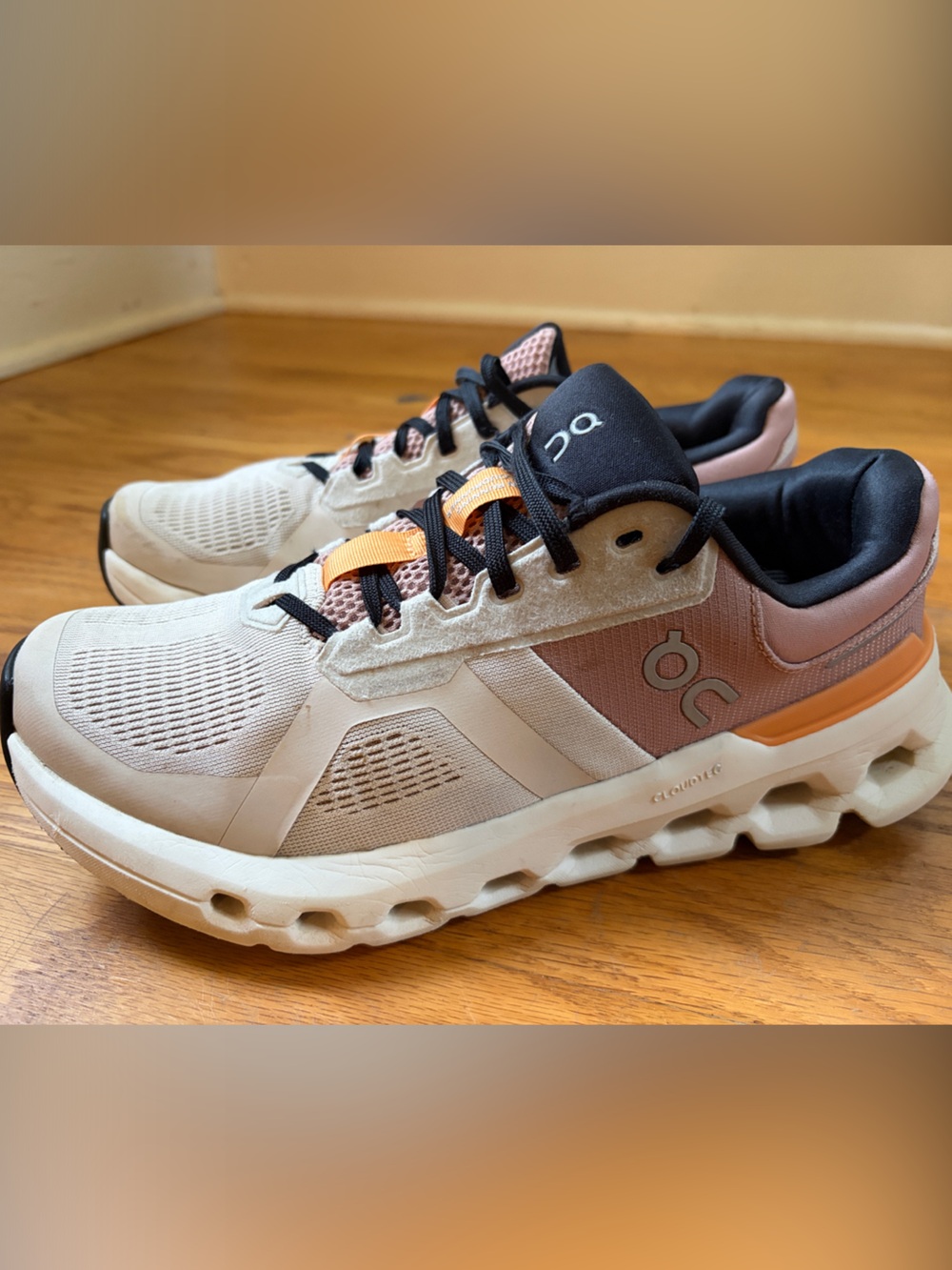 On Running Cloudrunner 2 women’s size 9 Tangerine Pearl